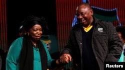 Nkosazana Dlamini-Zuma (Hagu) tana zance da mataimakin shugaban kasa Cyril Ramaphosa (Dama) gabanin zaben jam'iyar ANC mai mulki