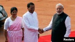 ប្រធានាធិបតី​ស្រីលង្កា​ លោក​ Mithripala Sirisena (កណ្តាល) និង​​ភរិយា​របស់​លោក​​ គឺ​លោក​ស្រី​ Jayanthi Sirisena​​ ចាប់​ដៃ​ជាមួយ​នាយក​រដ្ឋ​មន្រ្តី​ឥណ្ឌា លោក ​Narendra Modi​ (ស្តាំ) ​នៅ​ឯ​កិច្ច​ទទួល​ស្វាគមន៍​មួយនៅ​​វិមាន​ប្រធានាធិបតី​​ Rashtrapati Bhavan ក្នុង​ទី​ក្រុង​ញ៉ូវដេលី​ កាលពីថ្ងៃ​ទី​១៦ ខែ​កុម្ភៈ​ ឆ្នាំ​២០១៥។ 