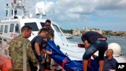 Máy bay phản lực chiến đấu của Bồ Đào Nha, trái, và máy bay chiến đấu của Canada tham gia Sứ mệnh Tuần tra Không phận của NATO ở Lithuania. NATO, có 16 máy bay chiến đấu trong khu vực giám sát không phận Baltic, nói họ thường xuyên điều máy bay phản lực để xác định "máy bay không rõ lai lịch hoặc có thể là máy bay thù địch" ở gần không phận những quốc gia ở vùng này.