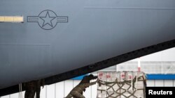 Archivo - Soldados de EE.UU. trasladan una carga de ventiladores que ayudarán a pacientes del nuevo coronavirus. Moscú, Rusia, junio de 2020.