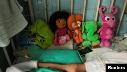 Una niña yace en una cama en el Hospital Infantil "J.M. de los Ríos" en Caracas, Venezuela, 22 de junio de 2017.