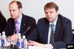 Ritis Paulaskas, o'ngdan, Litvaning Yevropada Xavfsizlik va Hamkorlik Tashkilotiga raisligi ortida turgan arbob. Bu mushkul vazifa, deydi u, 56 davlat a'zoligidagi tashkilotda konkret yutuq haqida gapirish qiyin.