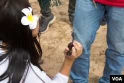 យុវជន​កម្ពុជា​កំពុង​លេង​ល្បែង​ប្រជាប្រិយ​នៅក្នុង​កម្មវិធី«​បុណ្យភូមិ» ​ក្នុង​វត្ត​ទួល​ក្រសាំង​ ក្នុង​ខេត្ត​កណ្តាល​ នៅ​ថ្ងៃទី​៧ ខែ​មេសា​ ឆ្នាំ​២០១៧។ (ហ៊ាន សុជាតា/ VOA)