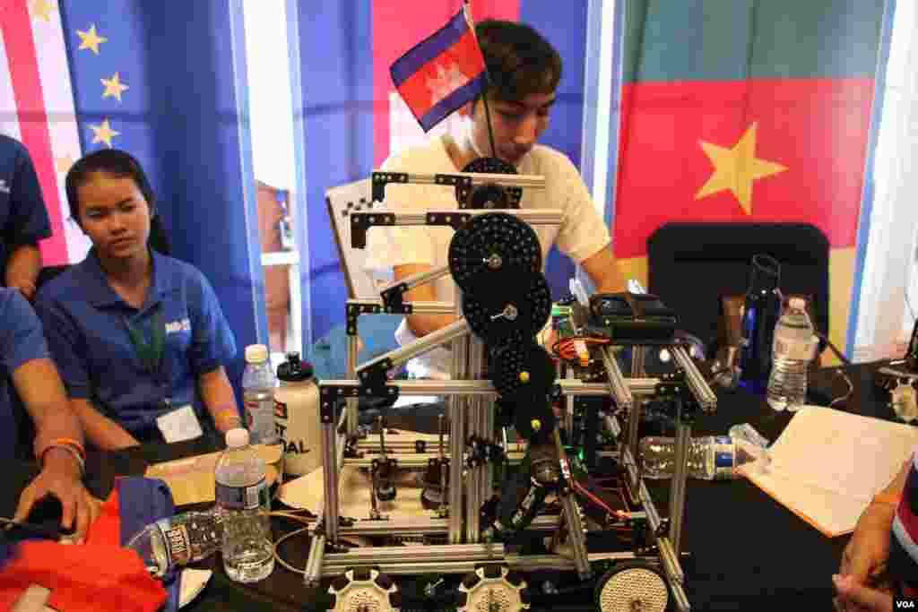 The robot of the Cambodian robotics team which was used in the FIRST Global Challenge, an international robotics competition held at DAR Constitution Hall in Washington, D.C., July 16-18, 2017. (Nem Sopheakpanha/VOA Khmer)