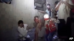 تصویری از یک فرد نجات یافته از حملات ائتلاف به رهبری عربستان سعودی به بندر حدیده در روز جمعه ۱ بهمن ١۴۰۰