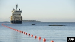 Slika snimljena 12. oktobra 2015. prikazuje podmorski telekomunikacioni kabl C-Lion1 koji je položen na dno Baltičkog mora od strane broda za polaganje kablova "Ile de Brehat" kod obale Helsinkija u Finskoj.