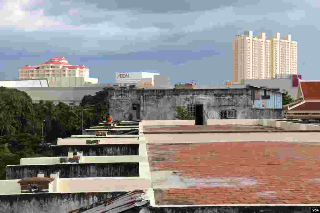 A view of the nearby Aeon Mall, a newly-opened and popular shopping center, as seen from the roof of the White Building, on Friday, September 5, 2014. (Nov Povleakhena/VOA Khmer) 