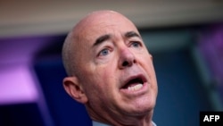 El secretario de Seguridad Nacional de EE.UU., Alejandro Mayorkas, responde a preguntas de los periodistas durante una rueda de prensa celebrada el 1 de marzo de 2021, en la Casa Blanca.