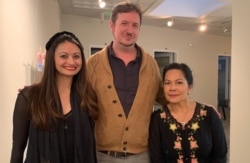 Chad Buterbaugh (tengah), Folklorist at Maryland State Art Council bersama penerima hibah Folklife Apprenticeship, Nuri Auger (kanan) dan Stacy Stube (VOA/Made Yoni).