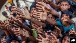 Watoto wa Rohingya wakiwa wanangoja kupokea msaada katika kambi za wakimbizi Bangladeshi