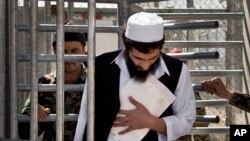 عکس آرشیف - یک زندانی افغان هنگام ترک زندانی در ولایت پروان