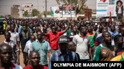 Des personnes participent à une manifestation organisée par les syndicats de travailleurs contre l'impôt sur les primes aux fonctionnaires, à Ouagadougou, le 7 mars 2020.