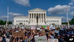 ARHIVA - Protivnici i pristalice prava na abortus okupljeni ispred zgrade Vrhovnog suda u Vašingtonu, 24. juna 2022.(Foto: AP Photo/Gemunu Amarasinghe)