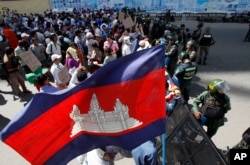 រូបឯកសារ៖ បាតុករ​ប្រមូល​ផ្តុំ​គ្នា​នៅ​មុខ​កង​កម្លាំង​ប៉ូលិស​បាំង​ដោយ​រនាំង​ដែក​នៅ​កណ្តាល​ផ្លូវ​ក្បែរ​តុលាការ​ក្រុង​ភ្នំពេញ​ នៅ​រាជធានី​ភ្នំពេញ កាល​ពី​ថ្ងៃ​ពុធ ទី១៦ ខែ​កក្កដា ឆ្នាំ២០១៤។