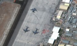 سیٹلائٹ سے لی جانے والی اس تصویر میں لوگوں کی ایک کثیر تعداد کو کابل ایئرپورٹ میں دیکھا جا سکتا ہے جو انخلا کے لیے طیارے میں سوار ہونے کے منتظر ہیں۔ 27 اگست 2021