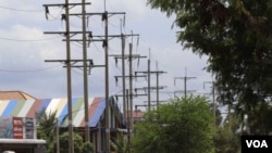 រូបឯកសារ៖ បង្គោលភ្លើង និង​ខ្សែ​បណ្តាញ​អគ្គិសនី​នៅ​តាម​បណ្តោយ​ផ្លូវកៅស៊ូ​មួយ ក្នុង​ក្រុង​សៀមរាប ខេត្តសៀមរាប កាល​ពីថ្ងៃទី​១០ ខែកក្កដា ឆ្នាំ២០១៧។ (ស៊ុន ណារិន/VOA)