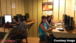 អ្នក​ស្ម័គ្រ​ចិត្ត និង​បុគ្គលិក​សមាគមធនធានអង្គរហៅ​ទូរស័ព្ទ​ដើម្បី​ជំរុញ​អ្នក​ពលរដ្ឋ​ចេញ​ទៅ​បោះឆ្នោត។ (រូបថត​ផ្តល់​ឲ្យ)