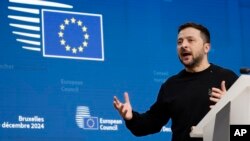 Президент Украины Владимир Зеленский выступает на пресс-конференции во время саммита ЕС в Брюсселе, четверг, 19 декабря 2024 года. (AP Photo/Geert Vanden Wijngaert)