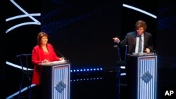El candidato presidencial de la coalición Libertad Avanza, Javier Milei, a la derecha, se dirige a su rival Patricia Bullrich, de Juntos por el Cambio, durante un debate el domingo 8 de octubre de 2023, en Buenos Aires.