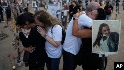 2024年10月7日大衆來到以色列南部基布茲雷姆附近新星音樂節的現場，一年前數百名狂歡者被哈馬斯殺害和綁架，並被帶到加沙。