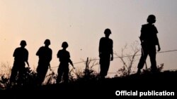 د امنيتي چارواکو په وينا، دا بريدونه د ګل، دوشنبې، د شپې په تياره کې ترسره شوي چې وسلوالو په کې درنې وسلې او راکټ لانچرونه کارولي. د بريدونو پر مهال د ډزو سخته ډزو تبادله شوې ده