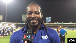 د ویسټ‌ انډیز نامتو بټسمن،‌ کرېس ګیل،‌ د وي‌ او اې ډیوه خبریال سره د مرکې پر مهال