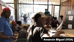 Nesta foto de arquivo, preparativos para a votação em Moçambique