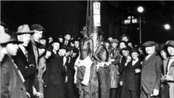 Znak "Pravda za Džordža Flojda" kod spomenika "Klejton, Džekson, Mekgi" u Dulutu u Minesoti.