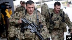 제82공수사단 소속 군인들이 지난 4일 미 노스캐롤라이나주 포트 브래그 기지에서 중동으로 가기 위해 떠나고 있다. 