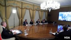 El presidente turco,Tayyip Erdogan, rodeado de sus ministros y asesores, participa en una videoconferencia con líderes europeos.