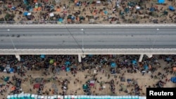 Miles de inmigrantes haitianos se apostaron ´bajo el puente internacional de Del Río, en la frontera mexicana con EE. UU. a mediados de septiembre.