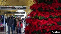 Wasafiri wakiwa uwanja wa ndege wa kimataifa Ronald Reagan, Washington, DC