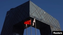 中共官媒央視在總部大樓外的中國國旗。（路透社2021年2月5日）