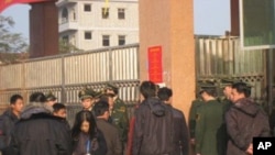 二月初烏坎選舉會場有武警把守，查證件或選民證。