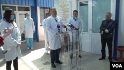 Direktor KBC-a u Gračanici Bratislav Lazić govori na konferenciji za novinare, 17. april 2020.