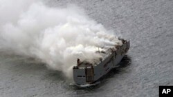 El carguero Fremantle Highway arde en el Mar del Norte el 26 de julio de 2023.