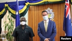 2022年4月13日，所羅門群島總理索加瓦雷與澳大利亞國際發展與太平洋事務部長塞色里亞舉行會議，討論中所簽署的安全協議。（照片由澳大利亞外交與貿易部提供。）