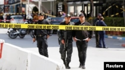 Des policiers montent la garde sur le site d'un attentat-suicide à Tunis, en Tunisie, le 6 mars 2020. REUTERS / Zoubeir Souissi
