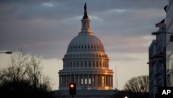 Archivo - El domo del Capitolio de Estados Unidos en Washington D.C. El miércoles 13 de noviembre se inician en el Capitolio las audiencias públicas del proceso de juicio político al presidente Donald Trump. AP/Charles Dharapak.