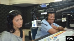 កញ្ញា ​សេង​ ធារី និង​លោក​ ស៊ុំ រិទ្ធី ស្តាប់​សំណួរអ្នក​ស្តាប់​វីអូអេ​នៅ​ក្នុង​កម្មវិធី​ហេឡូវីអូអេ​កាល​ពី​ថ្ងៃ​ព្រហស្បតិ៍​ទី​២៥ ខែ​មេសា។