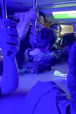 河南郑州暴雨中地铁五号线的车中乘客被困洪水中。（2021年7月20日）