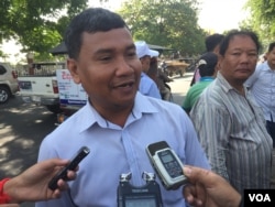 រូបឯកសារ៖ លោក​ ស៊ឹង សែនករុណា​ មន្ត្រីស៊ើបអង្កេត​ជាន់​ខ្ពស់​ផ្នែកសិទ្ធិមនុស្ស​ របស់​សមាគម​ការពារ​សិទ្ធិ​មនុស្ស​អាដហុក​ កាលពីថ្ងៃ​ទី​ ៨​ ខែ សីហា​ ឆ្នាំ​ ២០១៧​ និយាយ​ជាមួយ​អ្នកកាសែត​អំពី​ក្តីក្តាំ​អ្នកស្រី​ ទេព វន្នី​នៅ​មុខ​សាលា​ឧទ្ធរណ៍។ (ហ៊ុល រស្មី/VOA)