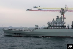 រូបឯកសារ៖ ឧទ្ធម្ភាគចក្រ និងនាវាចម្បាំងចិនចូលរួមក្នុងពិធីរំឭកខួបយោធាចិននៅថ្ងៃទី២៣ ខែមេសា ឆ្នាំ២០០៩ នៅខេត្ត Shandong ប្រទេសចិន។