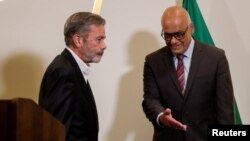 Jorge Rodríguez, jefe del equipo negociador de Maduro, hace gestos mientras Gerardo Blyde, de la Plataforma Unitaria de Venezuela, pasa a su lado durante una conferencia de prensa en la Ciudad de México. Septiembre 27, 2021.