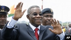 Ghana's President John Atta Mills waves after arriving at Yamoussoukro airport (file photo)
