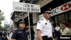 Policajci tokom bezbednosne operacije nakon pljačke zlatnih novčiča u vrednoti od 2,5 miliona dolara, u Meksiko Sitiju, 6. avgusta 2019.