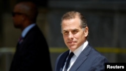 ARHIVA: Sin predsednika SAD, Hanter Bajden, ispred federalne sudnice u Delaveru, 26. jula 2023. Foto: Rojters/Jonathan Ernst