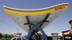 Sebuah pompa bensin Shell di Jakarta (foto: dok). MUI mempertimbangkan mengeluarkan fatwa haram bagi kalangan mampu yang menggunakan BBM bersubsidi, tapi rencana tersebut mendapat tanggapan negatif dari pengamat yang memperkirakan akan adanya perlawanan d