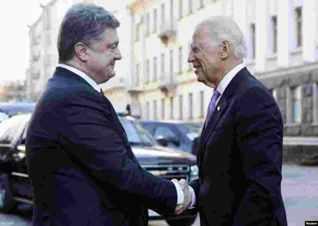 AQSh Vitse-prezidenti Jo Bayden (o'ngda) Ukraina Prezidenti Petro Poroshenko bilan, Kiyev, 21-noyabr, 2014-yil.