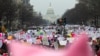 Demonstranti marširaju avenijom Pensilvanija u centru Vašingtona na trećem Maršu žena, 19. januara 2019. 